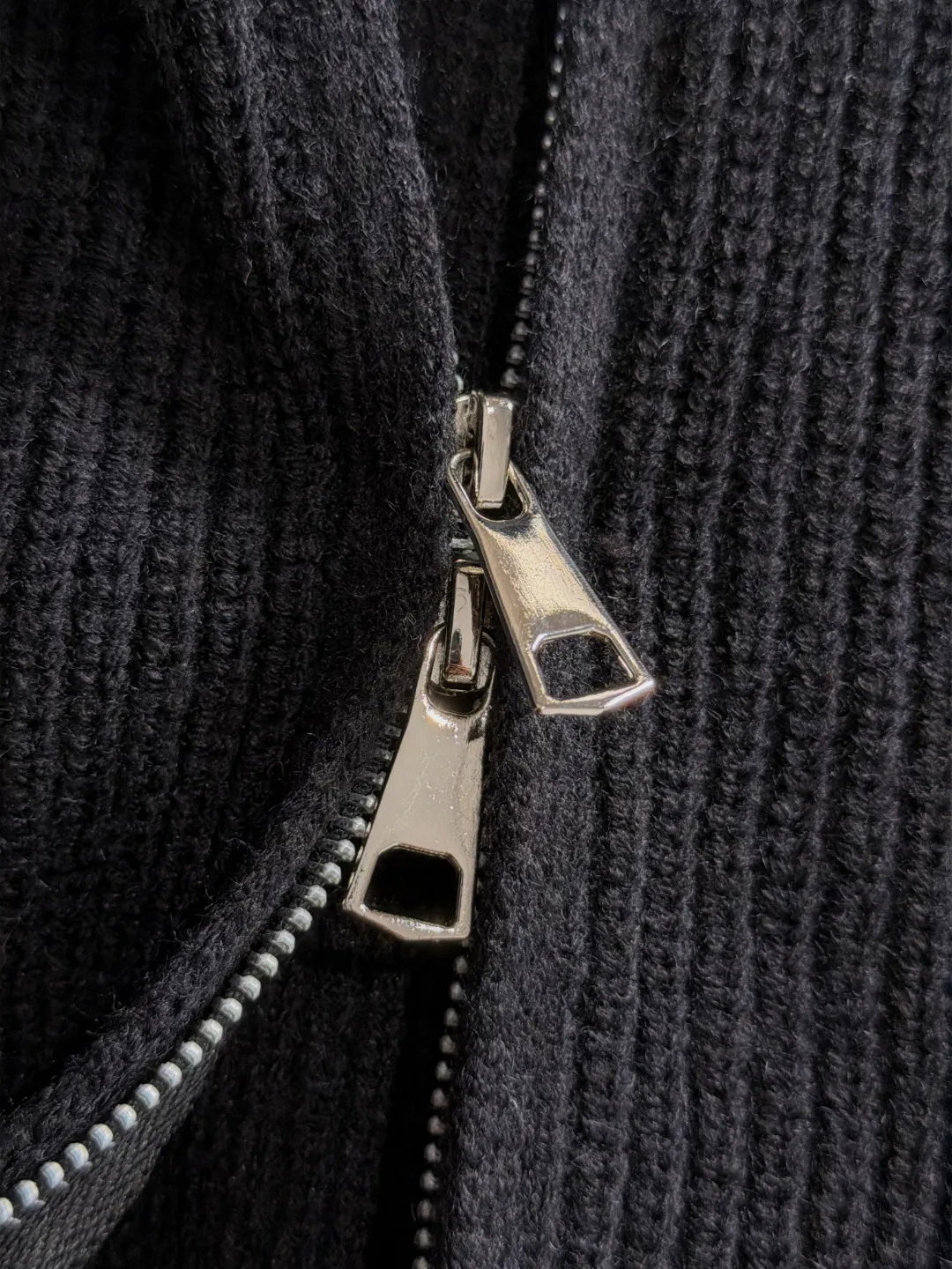 Next day shipment Big Goose high quality 2026 autumn and winter latest sweaters from the official website, on sale at the counter simultaneously Hot Sale! Specially made of wool blended fabric. It feels comfortable and can be directly in contact with the skin. The logo badge is exquisitely embroidered, which is extremely eye-catching! The details highlight the fashionable charm of big brands. Exquisite workmanship. Three-dimensional cutting style. The wearing effect is invincible and handsome! All three standards are complete! Sizes:M-3XL